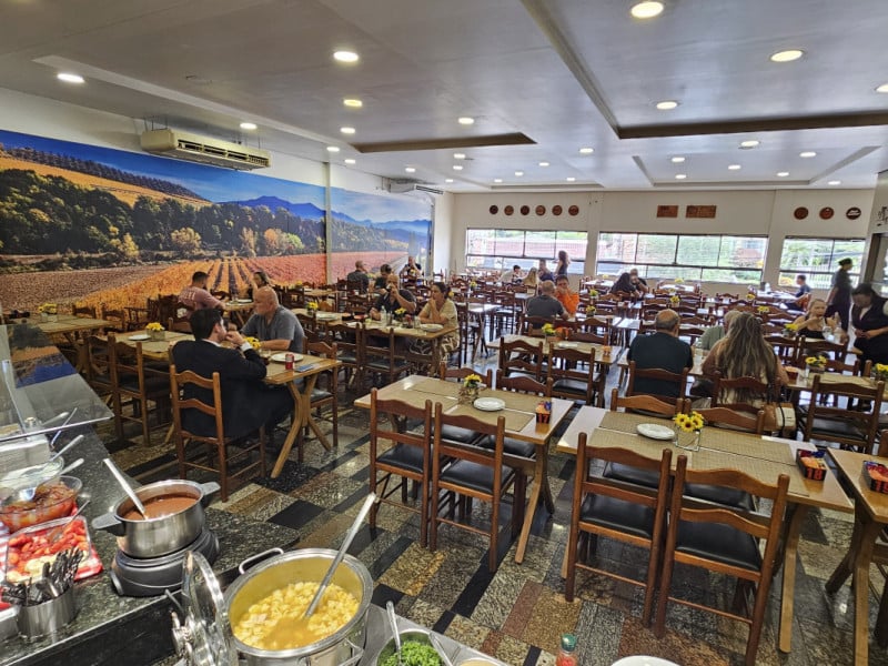 O buffet livre com grelhados e sushi &eacute; servido no almo&ccedil;o por R$ 44,00<br />Foto: NATHAN LEMOS/JC