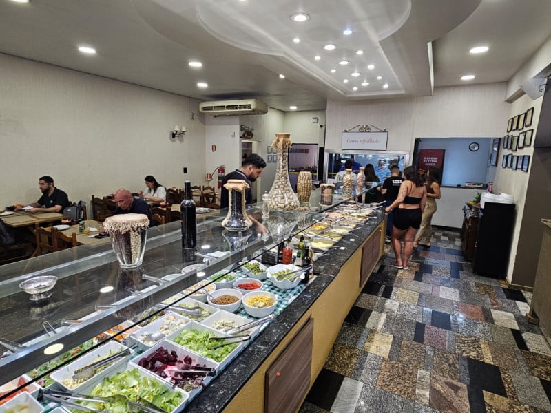 Al&eacute;m do rod&iacute;zio de pizzas, o restaurante serve buffet livre no almo&ccedil;o
<br />Foto: NATHAN LEMOS/JC