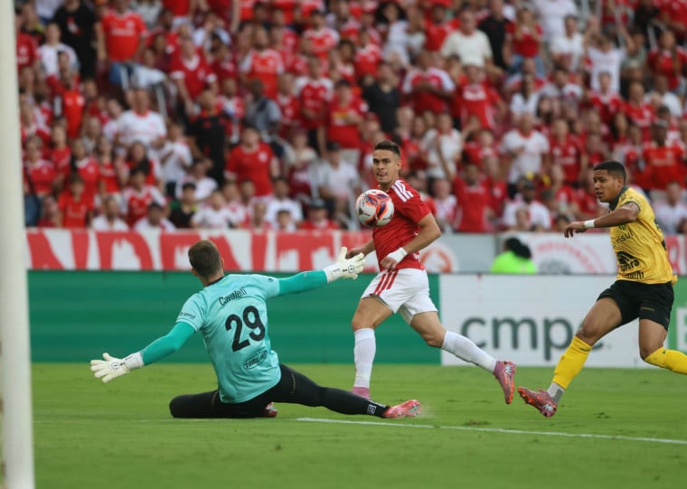 Borré abriu o placar com uma cavadinha na saída do goleiro logo no início do confronto