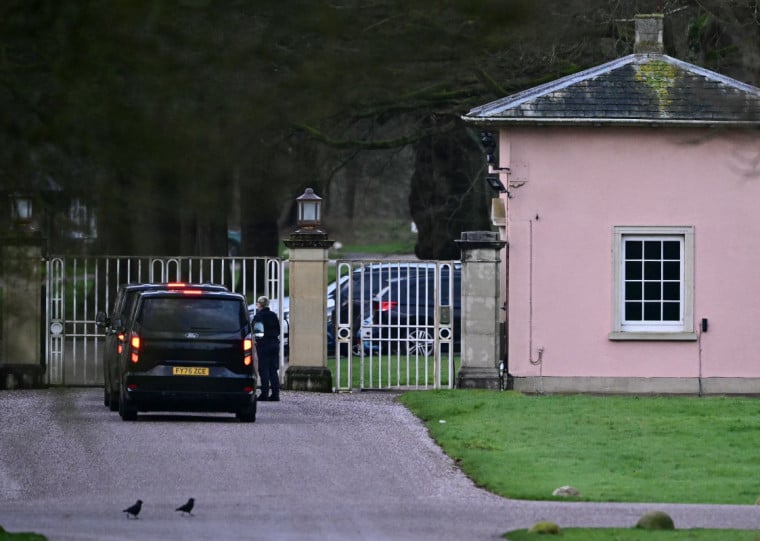 No sábado, carros da polícia foram vistos entrando no Royal Lodge
