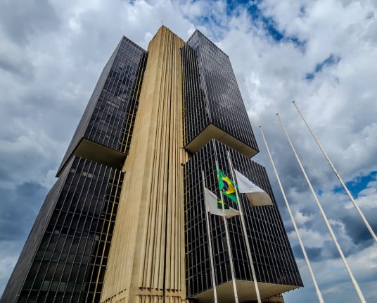 Entre guerra e incerteza externa, mercado divide apostas sobre corte da Selic nesta quarta