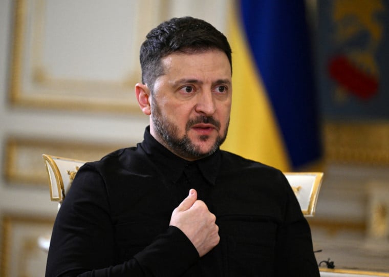 O presidente ucraniano, Volodymyr Zelensky, afirmou que os ataques ucranianos de longo alcance atingiram duas instalações logísticas significativas nas regiões de Moscou e Tambov