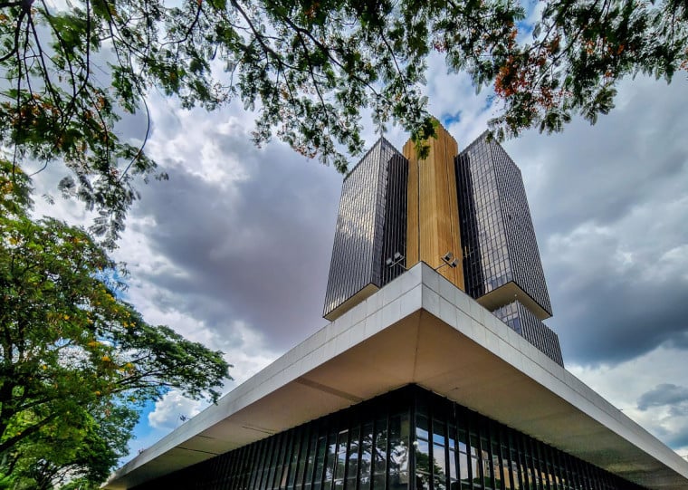 O segmento financeiro tem compras de US$ 102,562 bilhões e vendas de US$ 94,426 bilhões no período