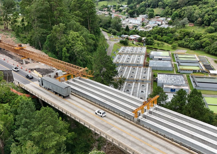 Duplicação da ponte do Arroio Tega, que exigiu aporte de R$ 50 milhões (valor incluído no investimento total da rodovia de R$ 250 milhões), está 80% concluída e deverá ser entregue até julho deste ano