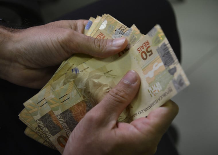  Instituto Brasileiro de Geografia e Estatística (IBGE) informou nesta quinta-feira (12) que o IPCA de fevereiro subiu 0,70%, acelerando a alta ante a taxa de 0,33% registrada em janeiro