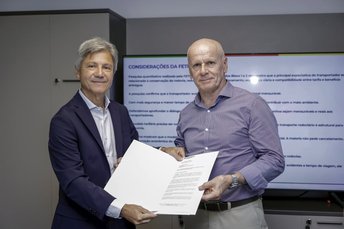Francisco Cardoso, presidente da Fetransul, entregou resultados da pesquisa a Caio Tomazeli, secretário de comunicação do governo do Estado | TÂNIA MEINERZ/JC