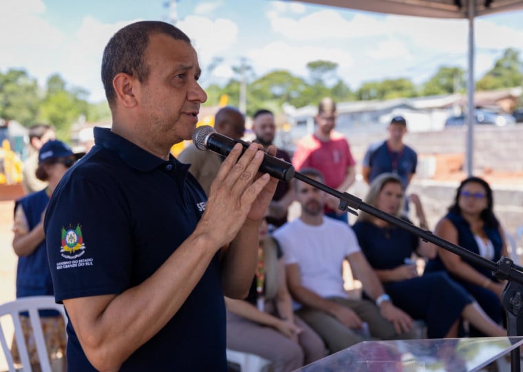 O deputado federal e presidente estadual do Republicanos, Carlos Gomes, entregou a chefia da Secretaria de Habitação e Regularização Fundiária no início de fevereiro