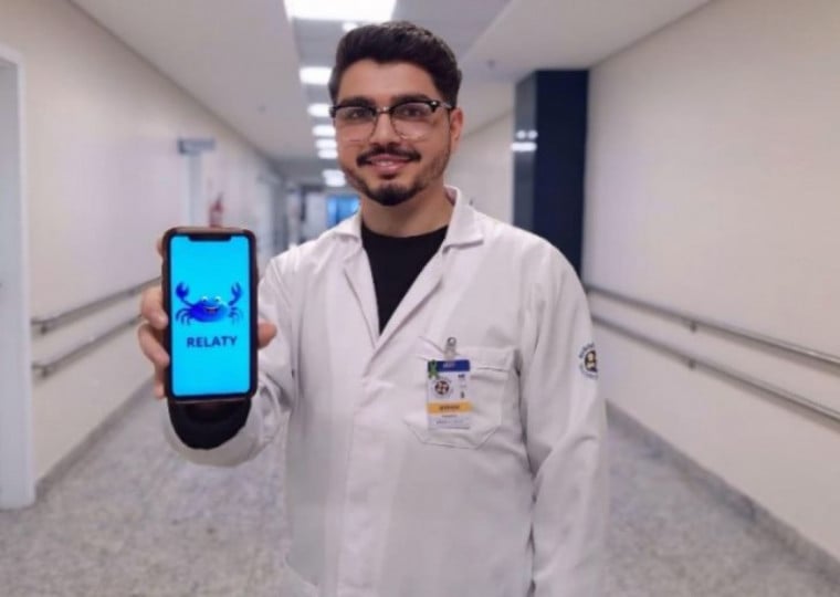 O farmacêutico Otávio Castro criou a ferramenta Relaty, que auxilia pacientes oncológicos no consumo de medicamentos