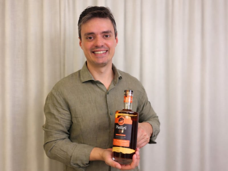 Lucas Pellini &eacute; o fundador do Piellini, marca de vermute &agrave; base de uvas e ervas<br />Foto: Piellini/Divulga&ccedil;&atilde;o/JC