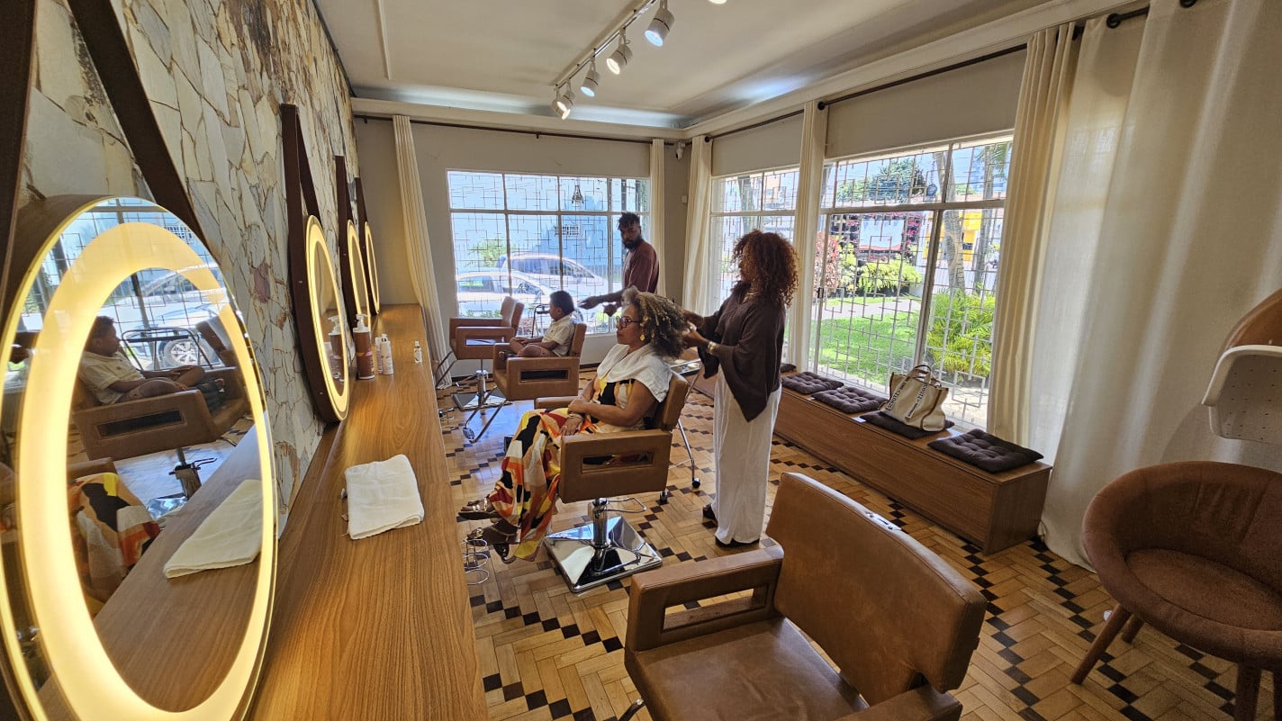 A transforma&ccedil;&atilde;o come&ccedil;a na cadeira de Diego e termina nas m&atilde;o de Larissa | NATHAN LEMOS/JC