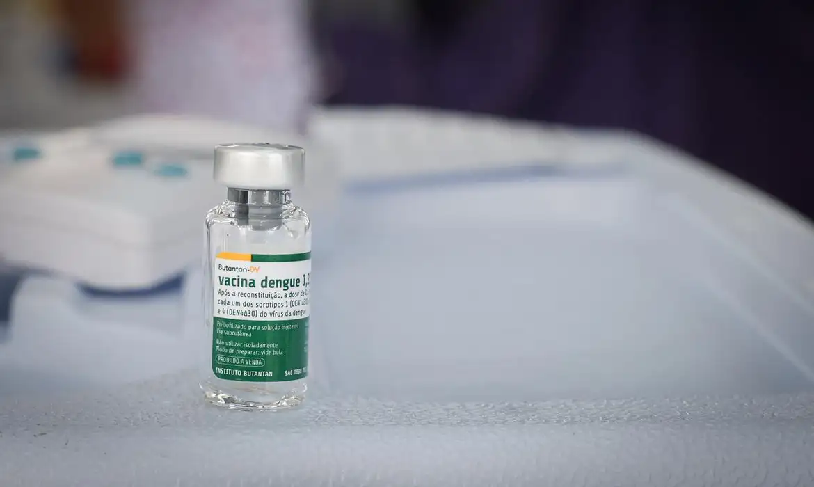 Na segunda semana de fevereiro, o Ministério da Saúde iniciou a vacinação contra a dengue dos profissionais de saúde (médicos, enfermeiros, técnicos de enfermagem e agentes comunitários de saúde das Unidades Básicas de Saúde) da Atenção Primária