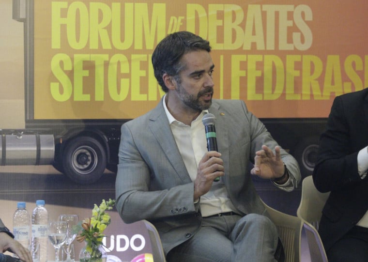 O governador Eduardo Leite (PSD) deve se desincompatibilizar do cargo para se candidatar a presidente ou a senador até o dia 4 de abril