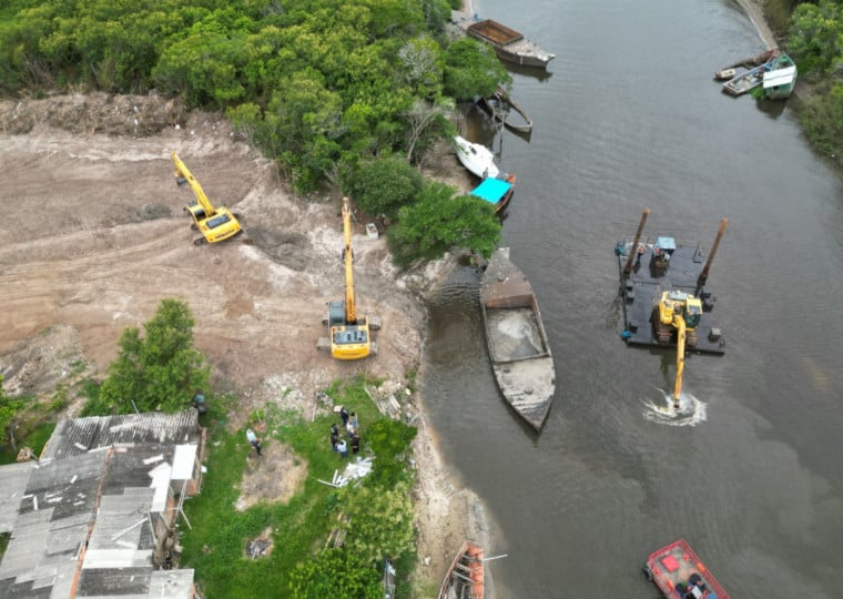 Retirada de sedimentos tem como objetivo ampliar a profundidade e a capacidade de vazão do curso d'água para evitar cheias