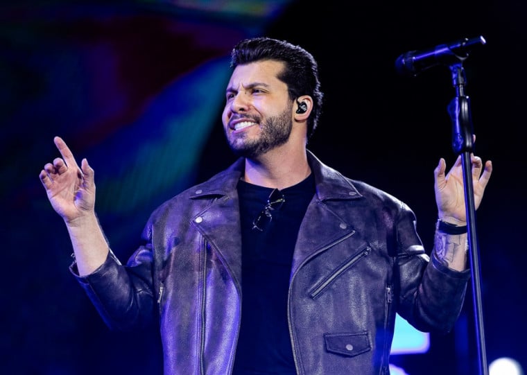 Cantor e compositor Murilo Huff promete desfilar seus maiores sucessos em apresentação neste domingo