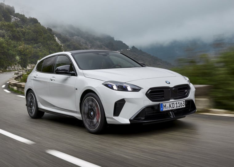 Balanços dianteiro e traseiro são curtos; rodas possuem 19 polegadas de diâmetro