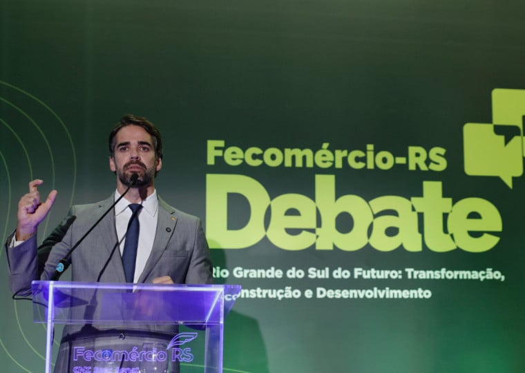 Governador Eduardo Leite (PSD) anunciou melhora das notas em palestra na sede da Fecomércio-RS