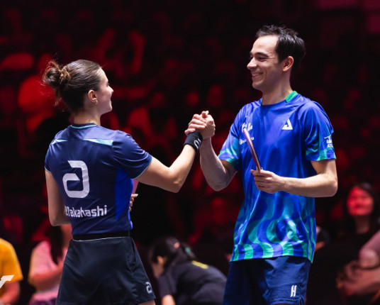 Calderano e Takahashi brilham em Cingapura e são 1º dupla não asiática em final de Grand Smash
