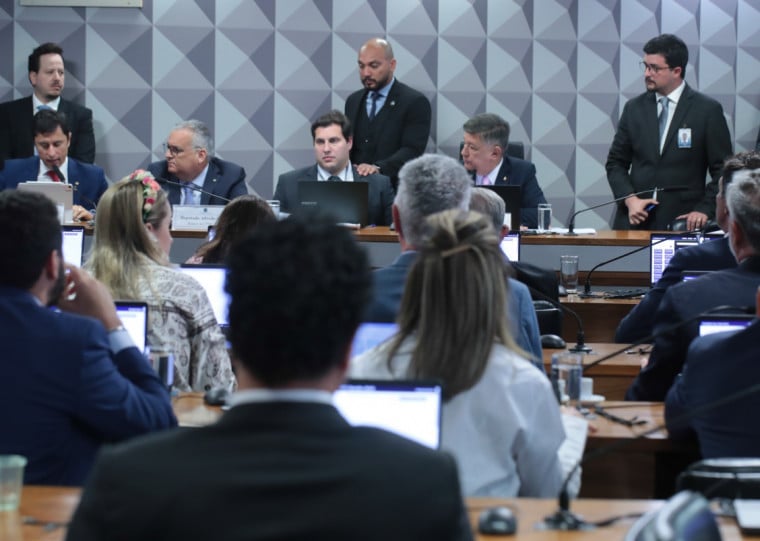 Após briga entre deputados, sessão da CPMI do INSS na Câmara dos Deputados foi interrompida