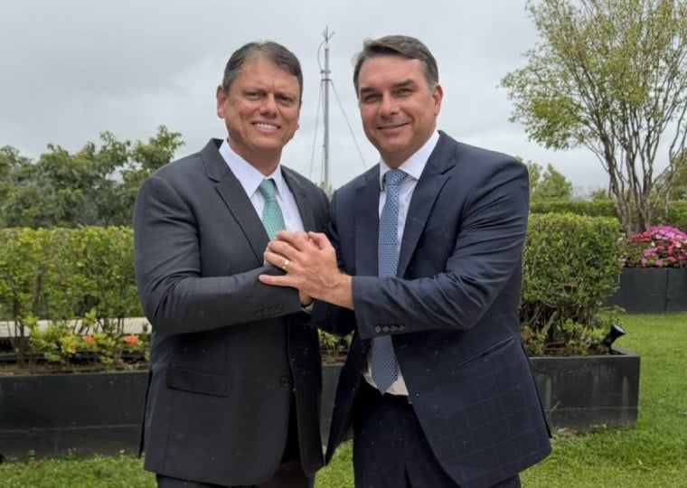 Em rede social, Flávio chamou Tarcísio de "amigo" e disse que estarão juntos não apenas em São Paulo para devolver "a esperança a todos os brasileiros"