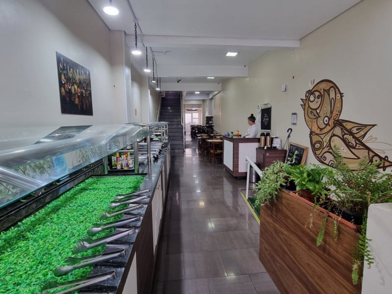 O espa&ccedil;o interno do Simples Restaurante &eacute; climatizado e comporta at&eacute; 80 pessoas<br />Foto: Dener Pedro/Especial/JC