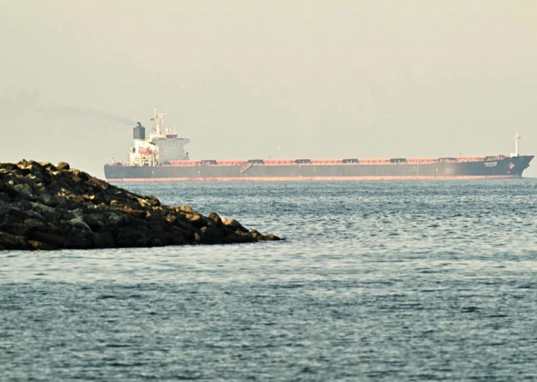 Imagens de satélite de rastreadores de navios-tanque mostraram embarcações se acumulando perto de grandes portos, como Fujairah, nos Emirados Árabes Unidos