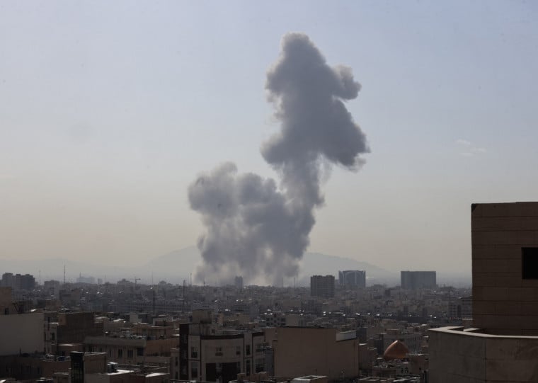 Colunas de fuma&ccedil;a tomaram o c&eacute;u de Teer&atilde;, capital iraniana