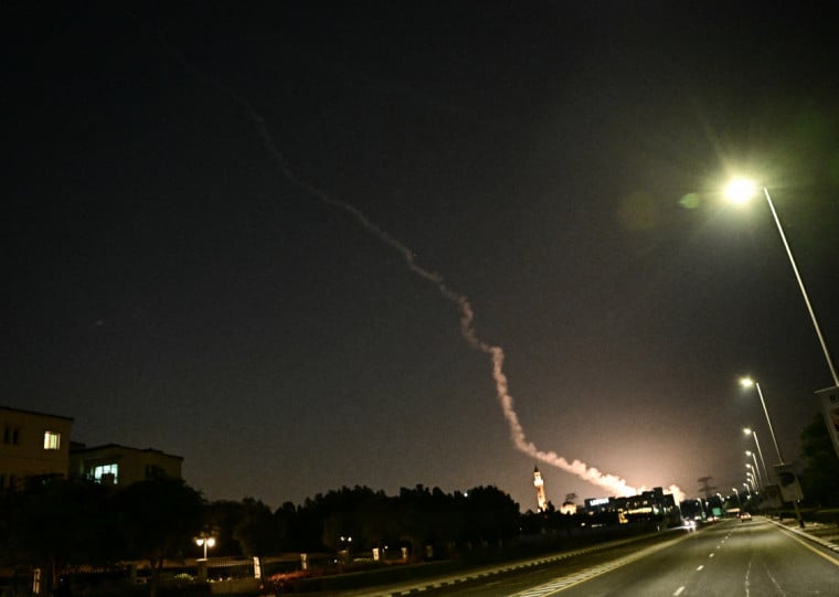 irã - emirados árabes 
Smoke from a reported rocket interception is seen in the sky over in Dubai on February 28, 2026. Explosions rocked major cities across the wealthy Gulf on February 28, as Iran launched waves of reprisal attacks after US and Israeli strikes, raising fears of a wider conflict. (Photo by AFP)