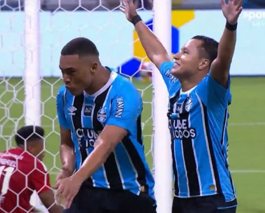 Gre-Nal 450: Grêmio vence por 3 a 0 na Arena e abre ampla vantagem na final