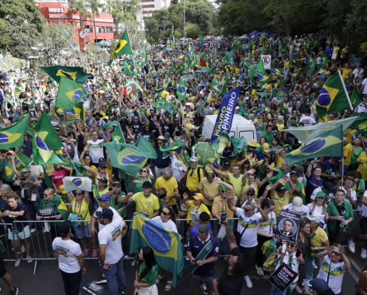 Manifestantes protestam contra ministros do STF e Lula no Parcão em Porto Alegre