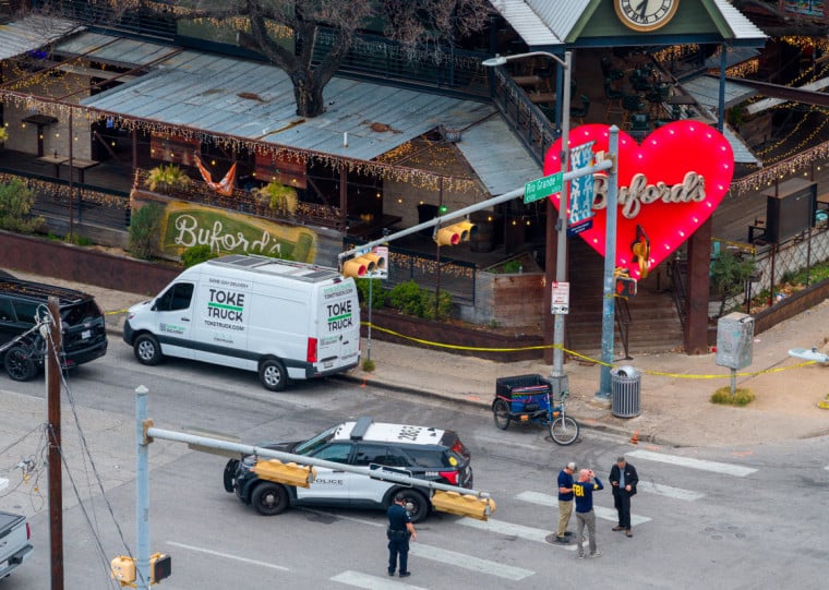 O tiroteio começou quando um homem que dirigia um carro SUV passou em frente ao Buford's, um bar no centro de Austin, e abriu fogo de dentro do veículo