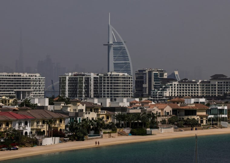 Negócios em Abu Dabi e Dubai estão suspensos até terça-feira (3)