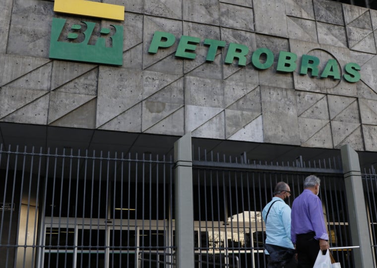 Por volta das 12h44min, as ações preferenciais da Petrobras avançavam 4,09%