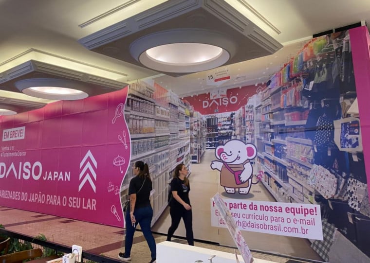 Ponto onde ser&aacute; a Daiso no Bourbon Country j&aacute; est&aacute; adesivado &agrave; espera da novidade japonesa