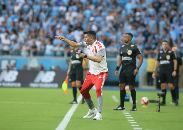 Pezzolano fez graves acusações ao VAR após o clássico de domingo