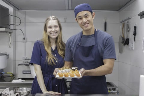 Jun Kobayashi e Fernanda da Costa Duarte estão à frente do Puro Sushi