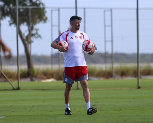 Paulo Pezzolano busca soluções para a vaga de Bernabei na esquerda