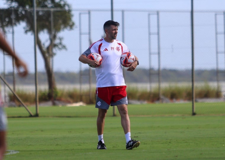 Treinador colorado terá o restante da semana para definir um substituto para o lateral argentino 