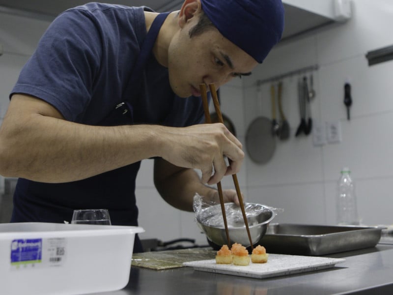 O preciosismo com as t&eacute;cnicas e pe&ccedil;as que aprendeu em sua prov&iacute;ncia &eacute; uma das val&ecirc;ncias que o japon&ecirc;s busca replicar no Puro Sushi<br />Foto: FABIOLA CORREA/JC