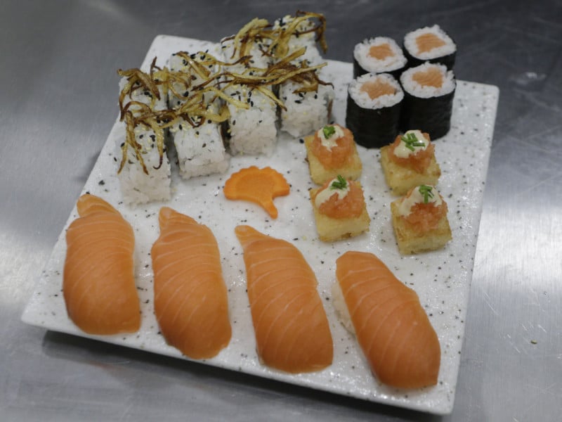 O combo com 22 pe&ccedil;as sai por R$ 136,80 e re&uacute;ne uma sele&ccedil;&atilde;o de nigiri, uramaki, sashimi e dadinhos de salm&atilde;o<br />Foto: FABIOLA CORREA/JC