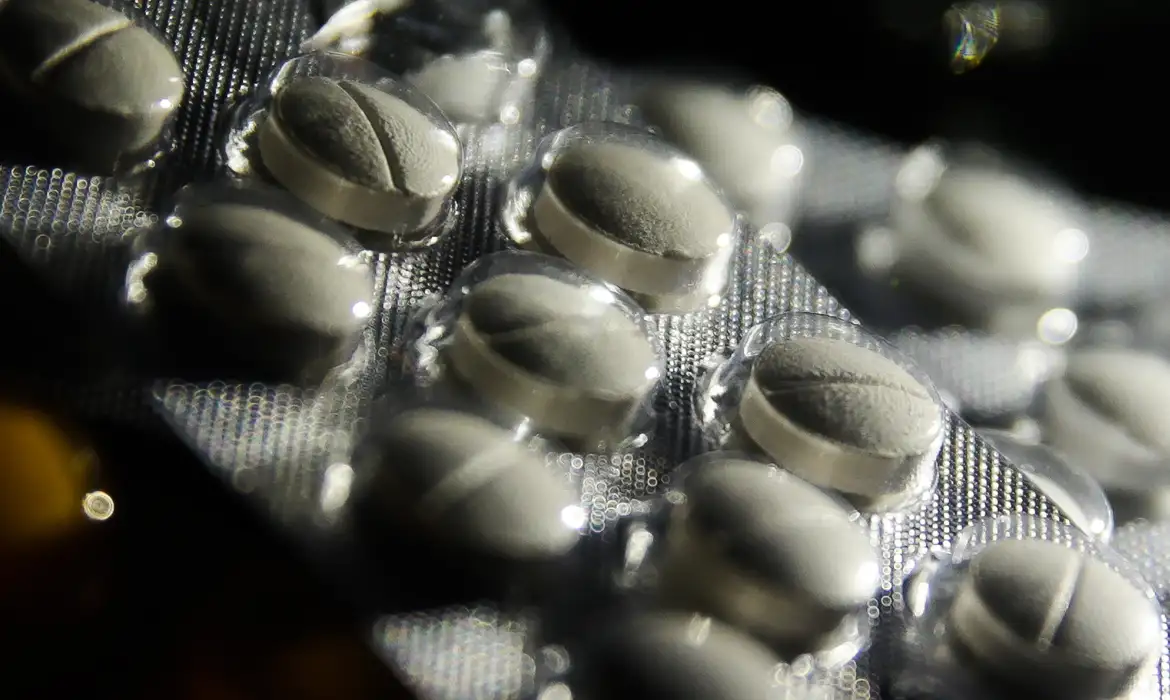 O comunicado reforça que, conforme o texto, não há autorização para venda de medicamentos em gôndolas ou caixas comuns de supermercado