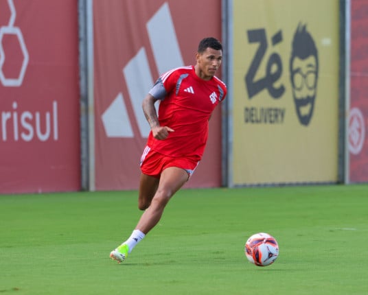 Inter volta a treinar e Pezzolano testa opções para a lateral-esquerda