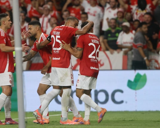Inter marcou quatro gols em Gre-Nal no Beira-Rio apenas duas vezes na história