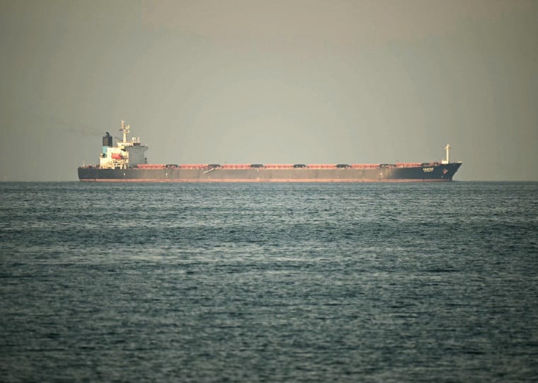 Navios estão ancorados nos golfos Pérsico e de Omã, ligados pelo canal