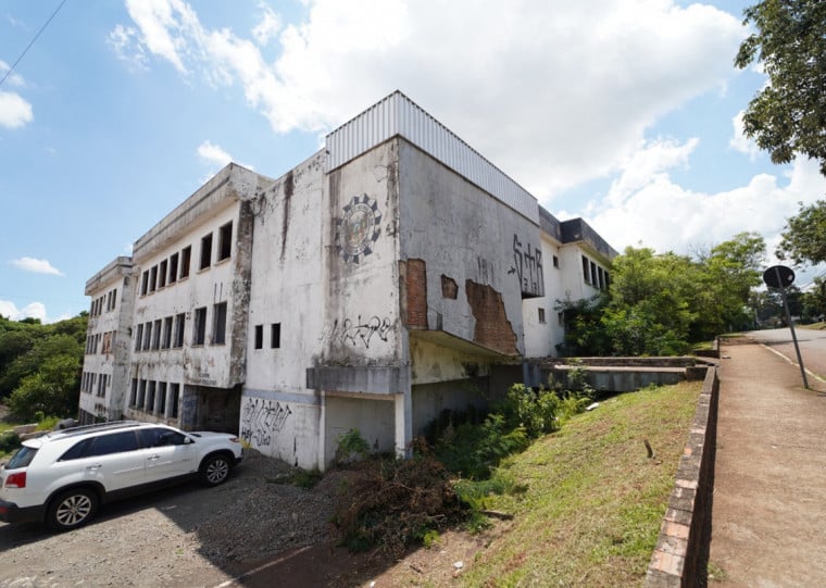 Estrutura está interditada desde 2019 por conta de problemas estruturais e tem gerado riscos de segurança à vizinhança