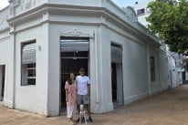 Daniella Selbach Pons e João Henrique Pimentel da Conceição, empreendedores do Café Bar Olavo, e Olavo, o cachorro da família 