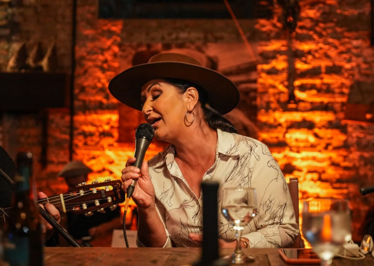 No domingo (8), a partir das 11h, ocorre o primeiro Fogo de Chão do ano com show da Analise Severo
