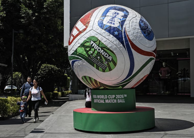  Bola foi batizada de "Trionda", uma refer&ecirc;ncia aos tr&ecirc;s pa&iacute;ses que v&atilde;o sediar o torneio