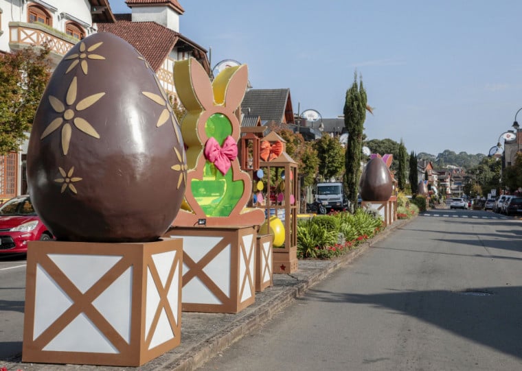 As ruas da cidade foram decoradas à espera dos turistas durante o período da Páscoa