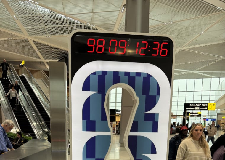 Minuto Varejo - Copa do Mundo Fifa 2026 - totem de contagem regressiva no aeroporto de newark - New Jersey - Vitrine USA 