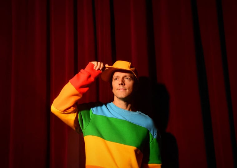 Cantor e compositor inclui a Capital em sua nova turnê, com apresentação nesta terça-feira (10)